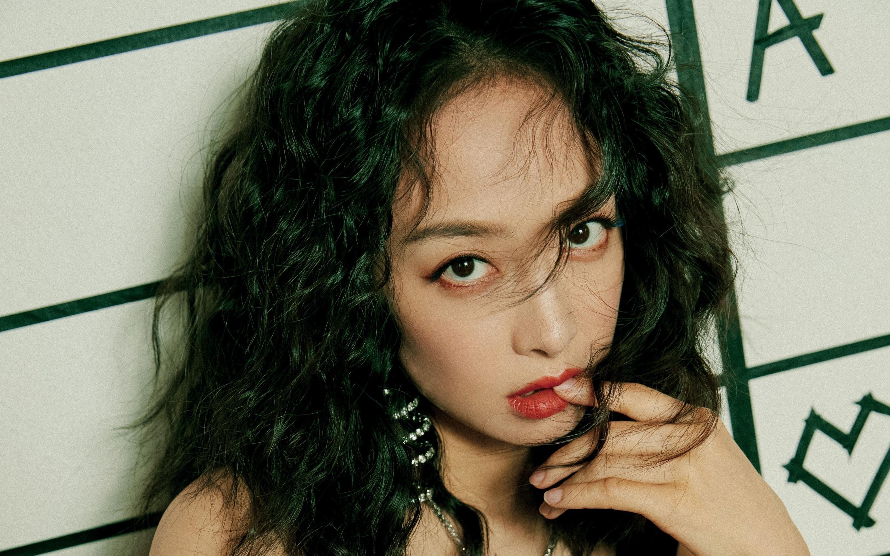 开云体育官网-跨界接管，爵士队篮球场完胜76人，霍勒迪F1赛道上演年度争冠主宰